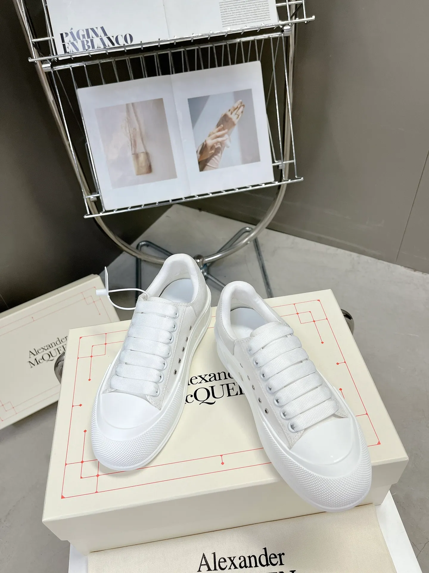 👟👟Ex-factory price 540👟👟 McQueen couple shoes, the latest Milan Fashion Week T-stage show debut in early spring and summer, unique and personalized design, super classy upper foot, round toe design allows the toes to be completely released. I spent a lot of money to buy multiple pairs of originals and dismantled them to make replicas. Many stars: Guli Nazha, Wu Lei, and Internet celebrity bloggers endorsed it, Xiaohongshu became a hit, and the counters were sold out! Fabric: Specially crafted cotton canvas/imported sheepskin, sheepskin lining, cowhide feet. Size: 35-44# (GL)